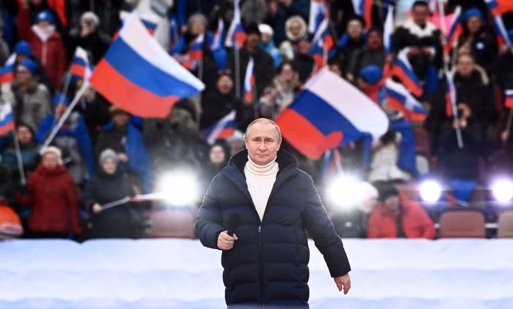 Xuất hiện trên sân khấu trong sân vận động Luzhniki ở thủ đô Moscow ngày 18/3 vừa qua, Tổng thống Putin gây chú ý khi diện set đồ "đắt xắt ra miếng".