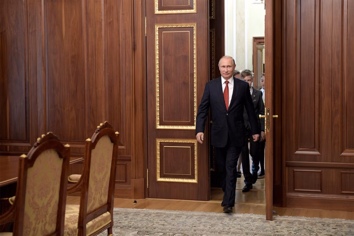 Những bộ vest chỉn chu, lịch thiệp của Tổng thống Putin đều là sản phẩm được thiết kế riêng, may thủ công.
