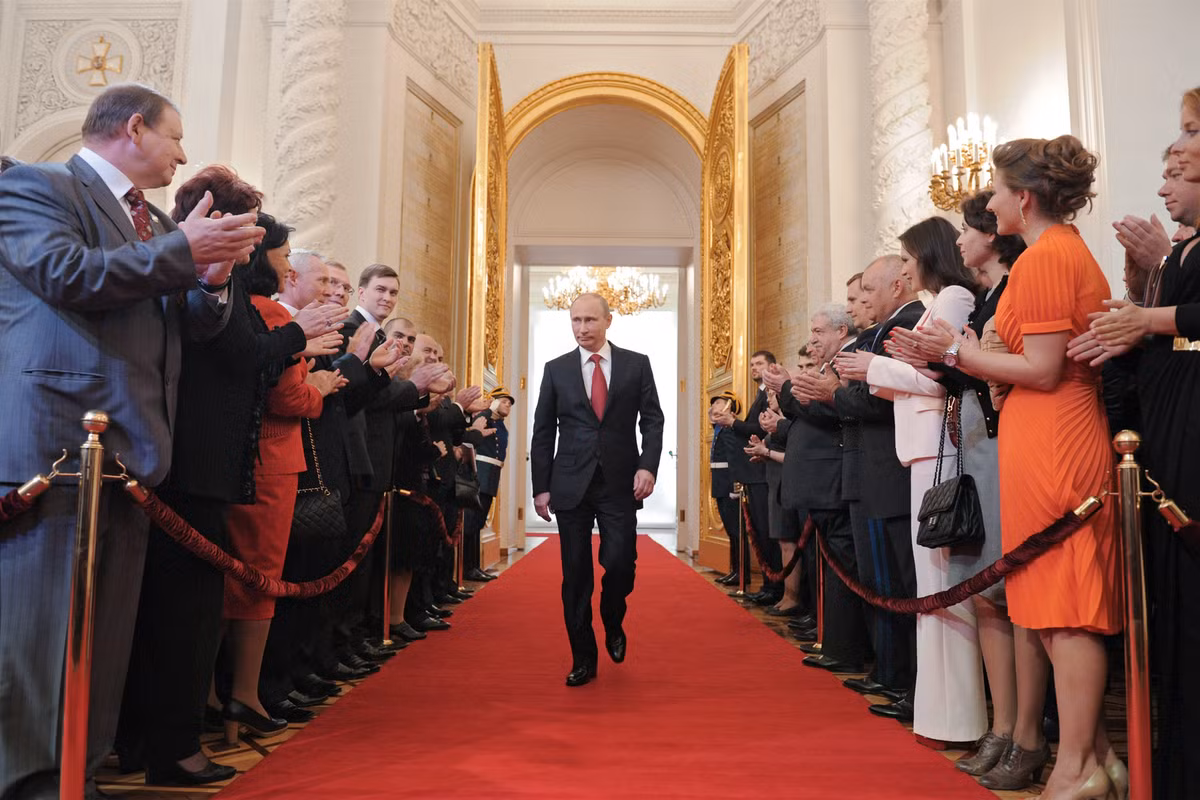 Theo Mirror, thương hiệu thời trang yêu thích của Tổng thống Putin được cho là Brioni...