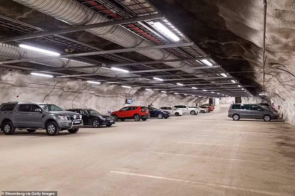 Các hầm trú ẩn có chỗ cho hàng trăm ô tô.