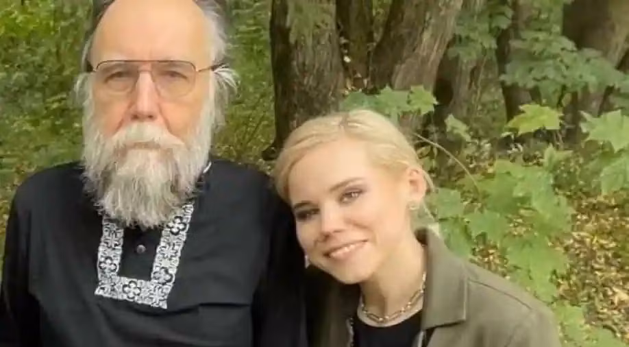 Darya Platonova là con gái của nhà triết học nổi tiếng người Nga Alexander Dugin, được phương Tây coi là "chủ trương về tư tưởng" của Điện Kremlin và là "bộ não của Tổng thống Vladimir Putin".