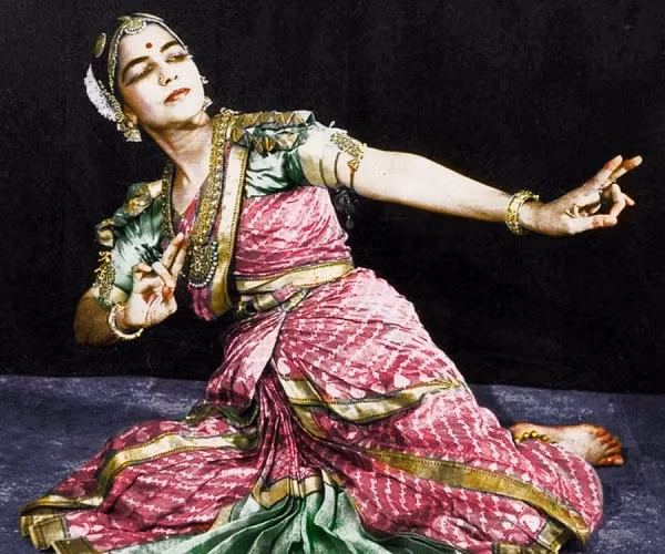 Rukmini Devi Arundale là một vũ công sinh ra ở Ấn Độ vào năm 1904. Bà được coi như vị "cứu tinh" trong việc phục hồi điệu nhảy truyền thống của quê hương, đặc biệt là Bharatanatyam, điệu nhảy "lụi tàn" do chiến tranh.
