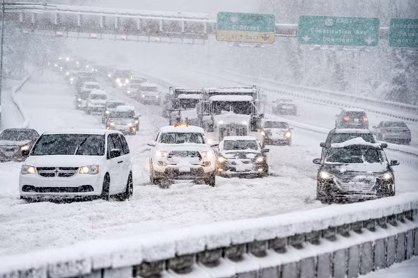 Bão tuyết khiến thành phố phủ màu trắng xóa, gây gián đoạn nhiều hoạt động giao thông cũng như khiến nửa triệu người mất điện.
