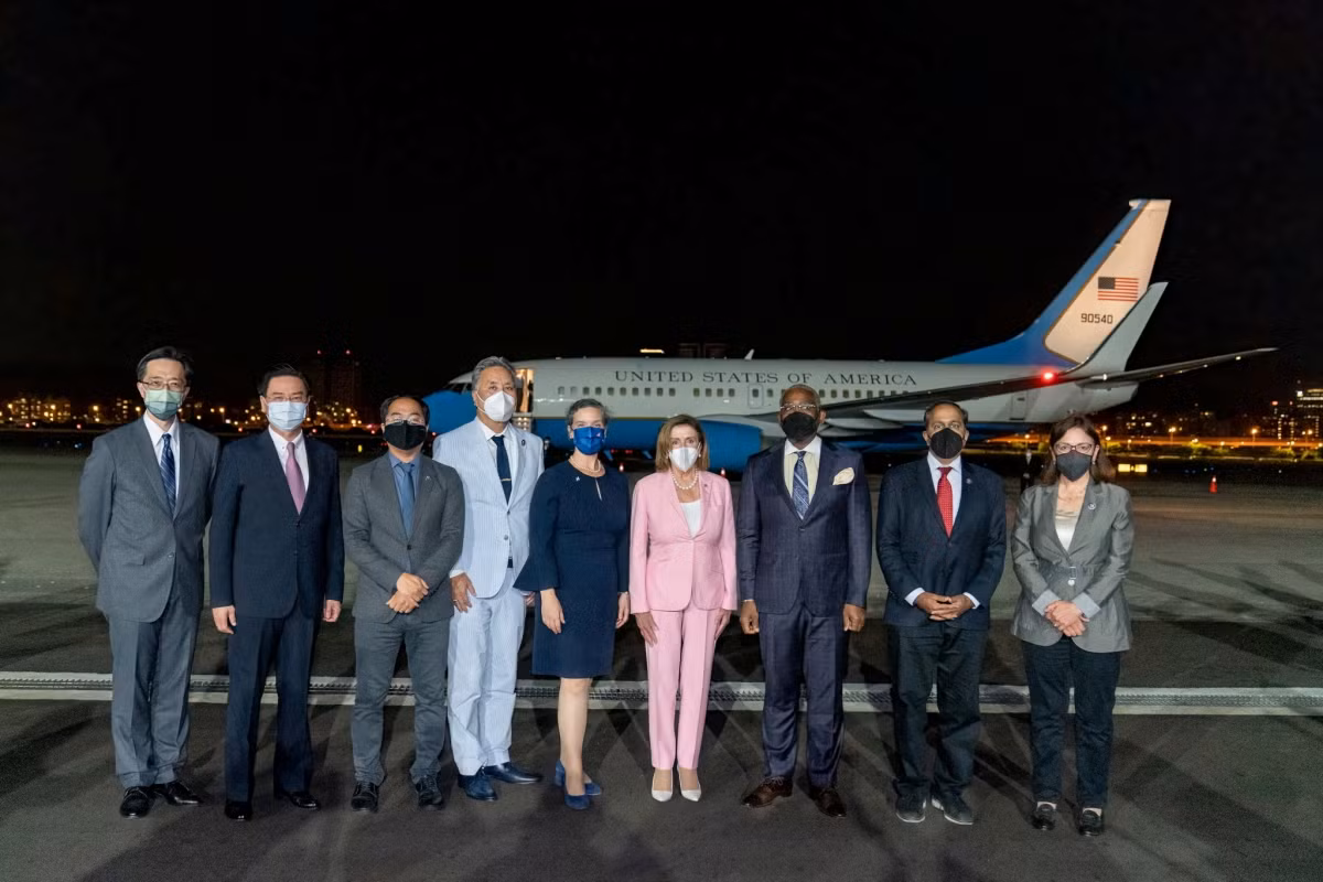 "Khách hàng" của C-40C bao gồm các thành viên của Nội các và Quốc hội Mỹ.