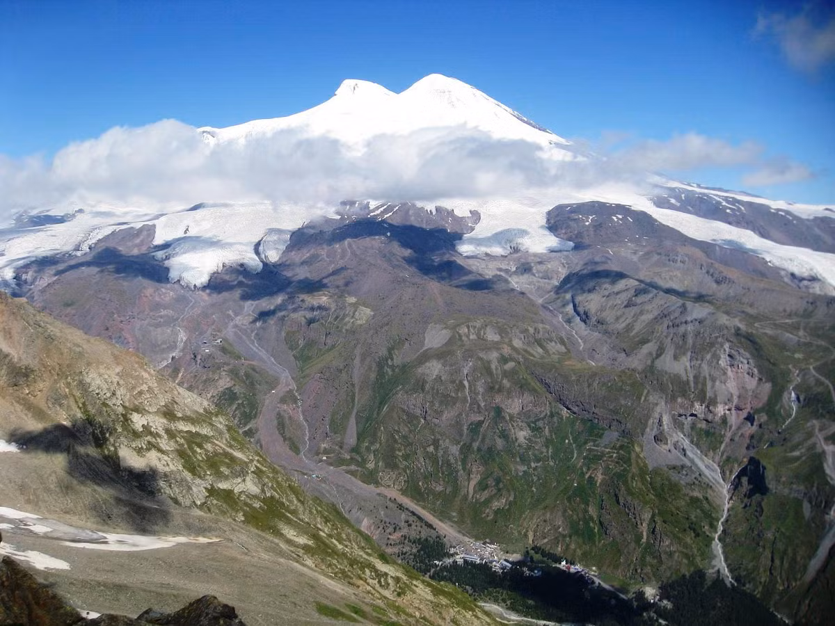 Elbrus với ý nghĩa là "ngọn núi có những đám mây vờn quanh", được xem như biểu tượng thiên nhiên của người dân Nga.