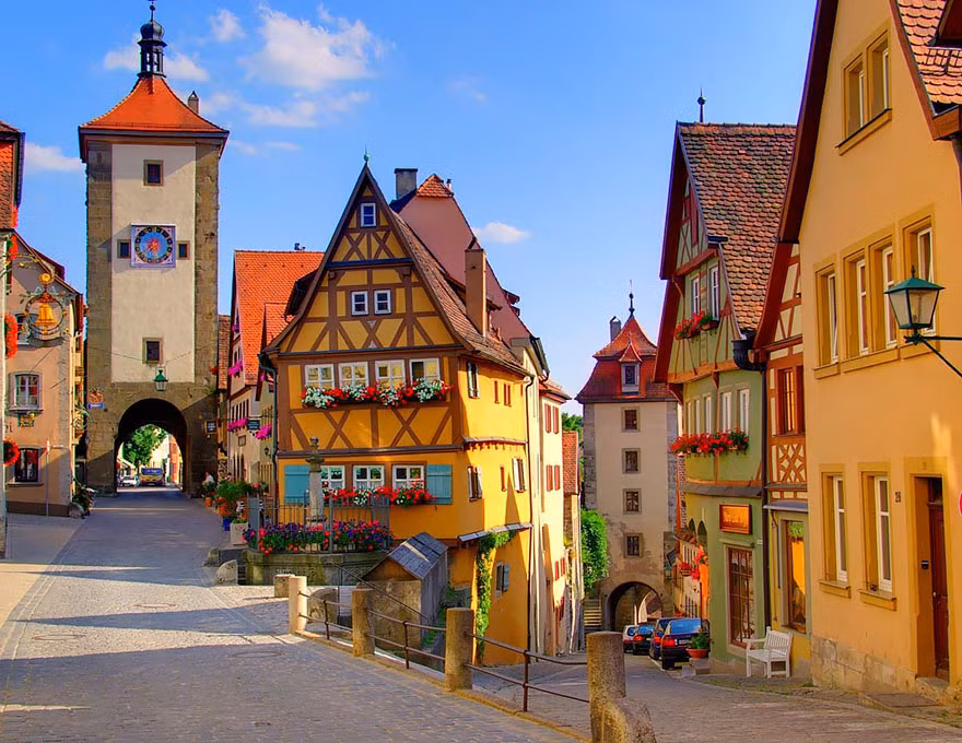 "Rothenburg trên sông Tauber" là cái tên mà người ta thường dùng để gọi thị trấn lãng mạn nhất nước Đức. Khung cảnh lung linh sắc màu giúp nơi đây thu hút vô số lượt khách đến tham quan mỗi năm.