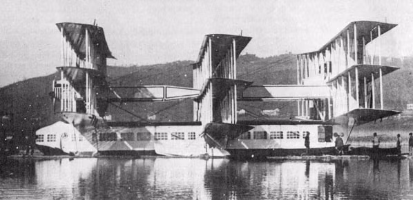 Caproni CA 60 được sản xuất tại Ý vào năm 1921 và có tới 3 bộ cánh. Đến giờ, nhiều người vẫn tỏ ra thán phục khi phi công có thể điều khiển được "con quái vật siêu to khổng lồ" này lên không trung.