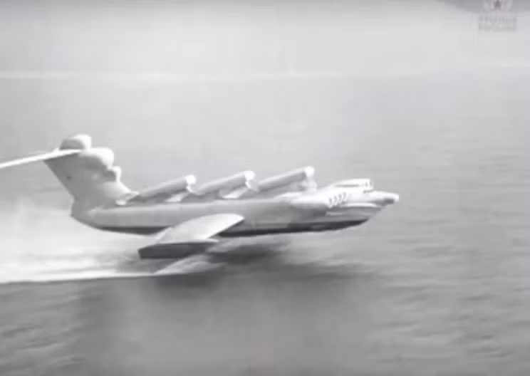 Lun class MD-160 Ekranoplane là một loại máy bay "rất khó hiểu" về mặt ngoại hình. Thế nhưng "con quái vật Liên Xô" này sở hữu kích thước khổng lồ và hỏa lực ấn tượng.