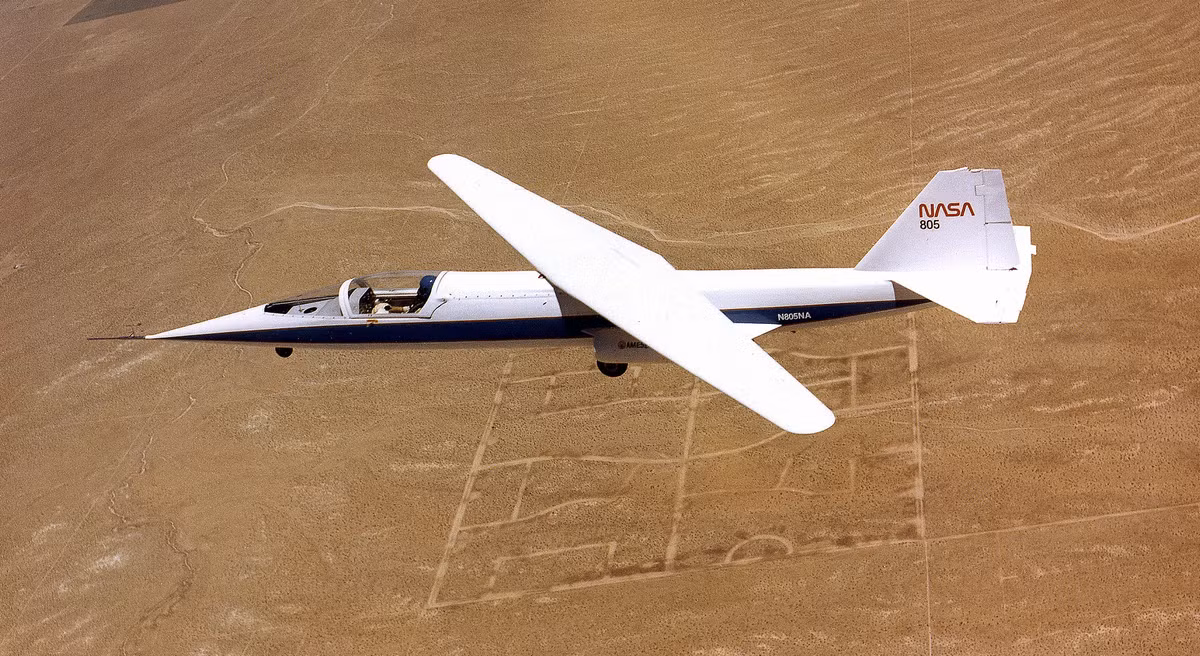 Phần cánh của NASA Ames-Dryden AD-1 thay vì cố định hoàn toàn thì lại có thể xoay. Thiết kế độc đáo này cho phép NASA kiểm tra khí động lực học của một cánh xoay.
