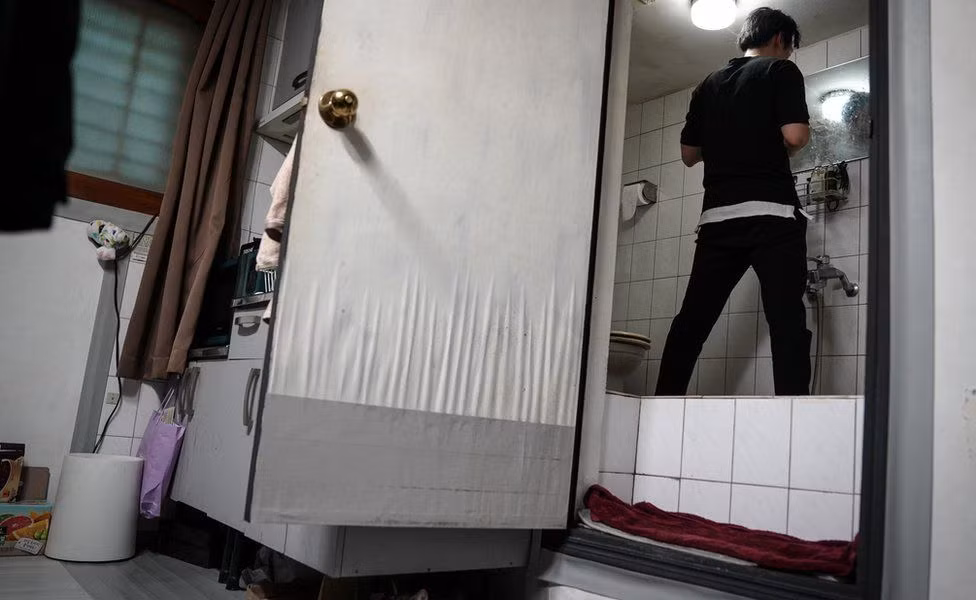 Tuy nhiên nhược điểm của chúng là điều kiện sống quá kém, thường xuyên ẩm mốc hoặc ngập lụt, đe dọa tính mạng người ở mỗi khi có mưa lớn.