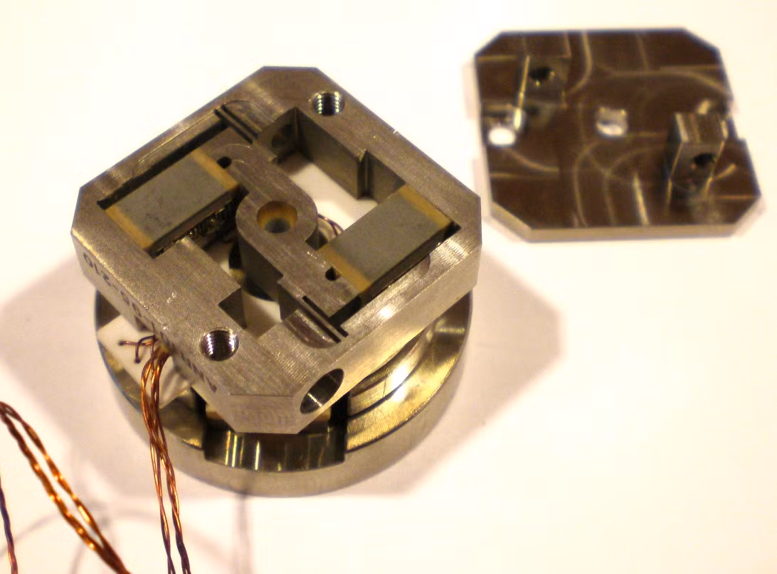 Động cơ piezo hay động cơ áp điện là loại động cơ không thể thiếu trong thiên văn học, thám hiểm không gian, thậm chí cả chế tạo người máy. Chúng giúp chuyển đổi năng lượng điện thành cơ năng với hiệu suất rất cao (lên đến hơn 90%). Chúng được kỹ sư người Ukraine Vyacheslav Lavrynenko chế tạo vào năm 1964.