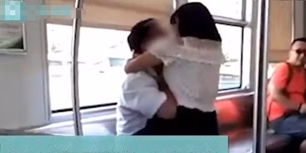 Nguoi phu nu “thoat y”, cuong hon nam hanh khach tren tau dien ngam