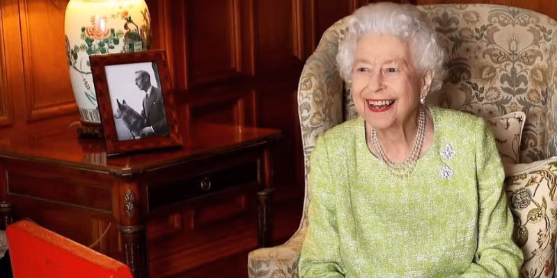 Với 70 năm trị vì, Nữ hoàng Elizabeth II được coi là quân vương có thời gian cai trị lâu nhất trong lịch sử Vương quốc Anh. Bà năm nay 96 tuổi, trở thành Nữ vương của 7 quốc gia tự trị thuộc Khối thịnh vượng chung, bao gồm Vương quốc Anh, Canada, Úc, New Zealand, Nam Phi, Pakistan và Ceylon, đồng thời là Người đứng đầu Khối thịnh vượng chung, khi mới 25 tuổi.
