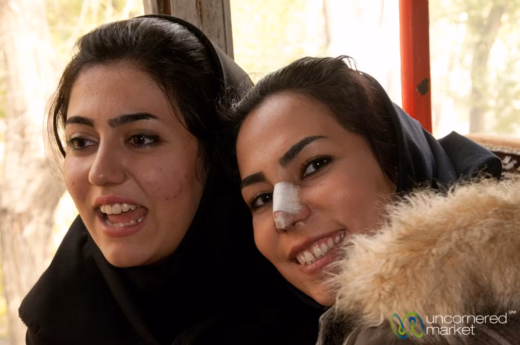 Phẫu thuật mũi là một thủ thuật làm đẹp phổ biến ở Iran đến nỗi đất nước này giữ kỷ lục về phẫu thuật nâng mũi. Dù đắt đỏ, người dân nước này vẫn sẵn sàng chi trả để có được chiếc mũi nhỏ, thẳng, được cho là đẹp. Những người không có điều kiện kinh tế sẽ đeo băng trên mũi để làm ra vẻ như họ vừa trải qua một cuộc phẫu thuật.