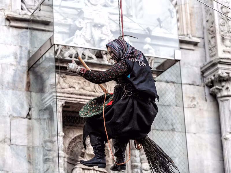 La Befana được mô tả giống một phù thủy, dùng chổi bay lượn trên bầu trời, nhét đầy kẹo và quà vào tất của những đứa trẻ ngoan, còn những đứa trẻ hư sẽ phải nhận một cục than.