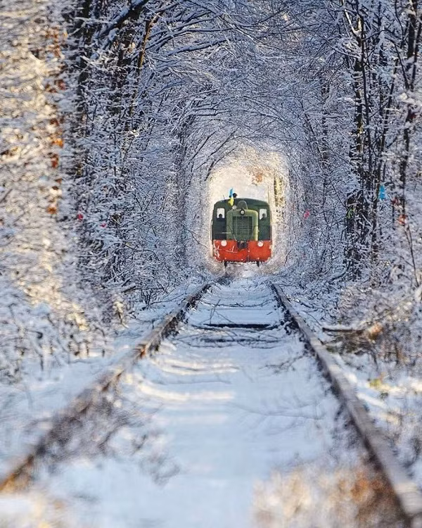Hiện tại, bên cạnh việc là điểm du lịch nổi tiếng ở Ukraine, tuyến đường sắt vẫn còn hoạt động, "dẫn đường" cho những chuyến tàu.