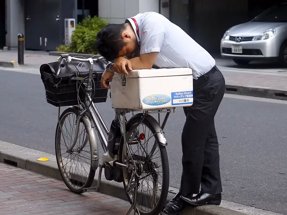 "Karoshi" có âm Hán Việt là "quá lao tử", nghĩa là "lao động quá sức mà chết".