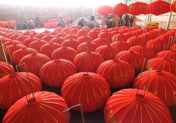 Mỗi dịp Xuân về, những công nhân tại ngôi làng Dương Triệu, trấn Tắc Phong, huyện Tắc Sơn, tỉnh Sơn Tây lại tất bật với công việc làm đèn lồng đỏ.