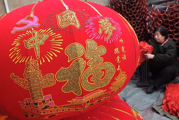 Có khoảng 20 nhà máy và 1.000 công nhân hoạt động trong "ngành công nghiệp đỏ" tại ngôi làng này.