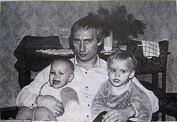 Trong khi đó người em gái Katerina Tikhonova sinh sau đó một năm tại Đức, trong thời gian ông Putin công tác tại Ủy ban an ninh quốc gia Liên Xô.