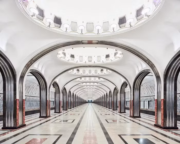 Mayakovskaya được nhiều người ví như viên ngọc trên vương miện của trong hệ thống ga tàu điện ngầm ở Moscow. Đây cũng là một trong những nhà ga nổi tiếng nhất ở Nga, thu hút sự chú ý của đông đảo du khách quốc tế.