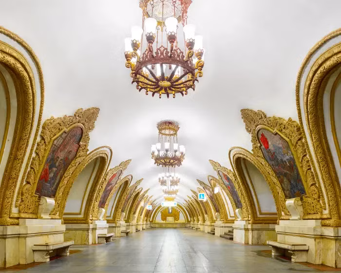 Ga tàu điện ngầm Kievskaya cũng ở Moscow được xây dựng vào năm 1937. Cách trang trí của nó khiến người xem có cảm giác như đang tham quan một nhà hát.