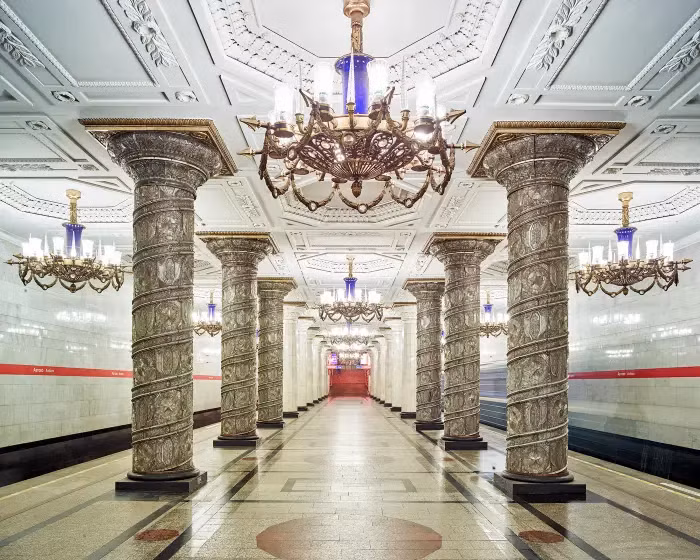Ga Avtovo nằm ở thành phố St.Petersburg, được nhiếp ảnh gia David Burdeny nhận xét mang phong cách "rất Nga".