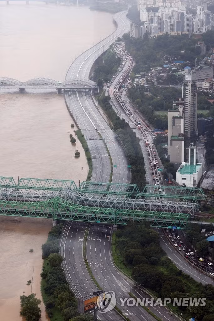 Trước tình hình trên, lúc 1h sáng 9/8 (giờ địa phương), Bộ Nội vụ Hàn Quốc đã nâng cấp mức theo dõi thiệt hại do lũ lụt từ "cảnh báo" lên "nghiêm trọng".