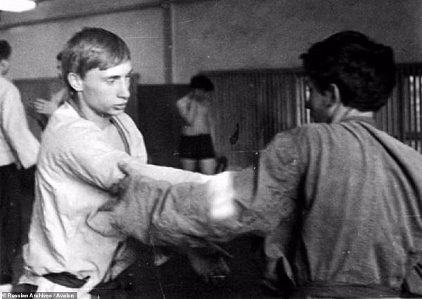 Từ năm 12 tuổi, Putin đã bắt đầu học Judo và Sambo là một môn thể thao võ thuật và chiến đấu của Nga.