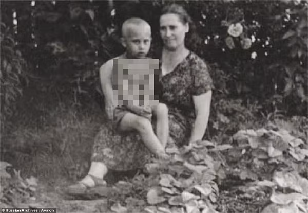 Vladimir Putin sinh ngày 7/10/1952. Bức ảnh này được chụp vào tháng 7/1958, khi Putin hơn 5 tuổi. Thời điểm đó, mẹ ông, bà Maria Ivanova Putina đang là một công nhân nhà máy.