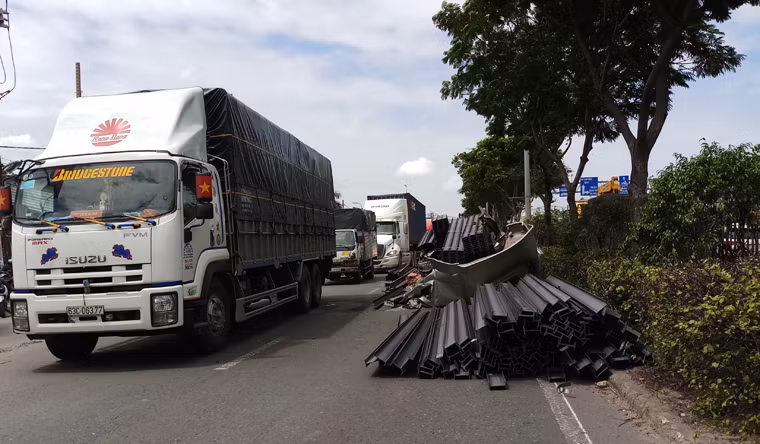 Theo thông tin ban đầu vụ tai nạn kinh hoàng sắt đâm nát đầu xe tải, chiều 9/6, anh Nguyễn Văn Tiến (29 tuổi, quê Bà Rịa - Vũng Tàu) điều khiển chiếc xe đầu kéo mang biển số 72C-078.59 chở hàng trăm thanh sắt lưu thông trên quốc lộ 1A theo hướng quận Thủ Đức đi quận 12.