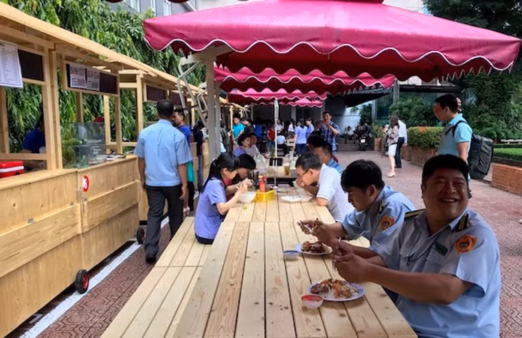 Theo UBND quận 1, thời gian hoạt động của phố hàng rong Bách Tùng Diệp với 2 khung giờ sáng và trưa. Buổi sáng (từ 6h đến 9h) dành cho 15 hộ kinh doanh bán điểm tâm sáng và các loại nước giải khát. Buổi trưa (từ 11h đến 14h) dành cho 15 hộ kinh doanh thức ăn trưa và các loại nước giải khát.