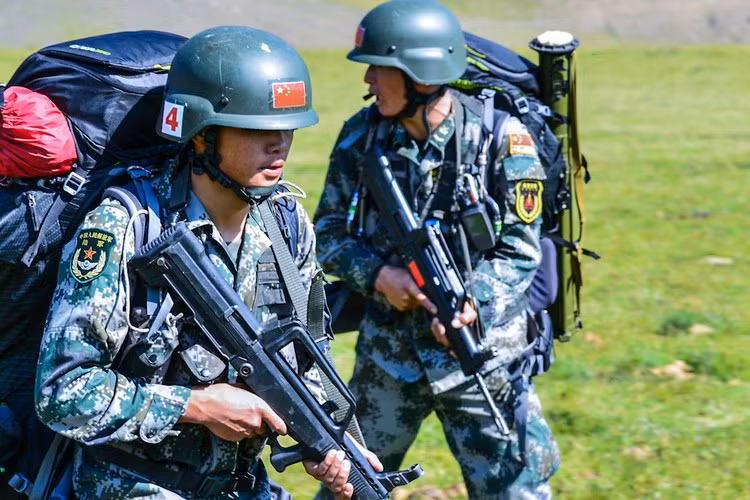 Với kiểu thiết kế “bullpup”, toàn bộ khóa nòng và khối đạn được bố trí phía sau cò súng, tương tự như thiết kế của FAMAS của Pháp, SA-80 của Anh, Steyr AUG của Áo và A-91 của Nga.