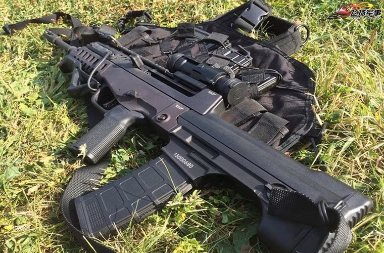 QBZ-95 chỉ có thể tống vỏ đạn ra ngoài ở bên phải, điều này có nghĩa là xạ thủ thuận tay trái không thể sử dụng súng này.
