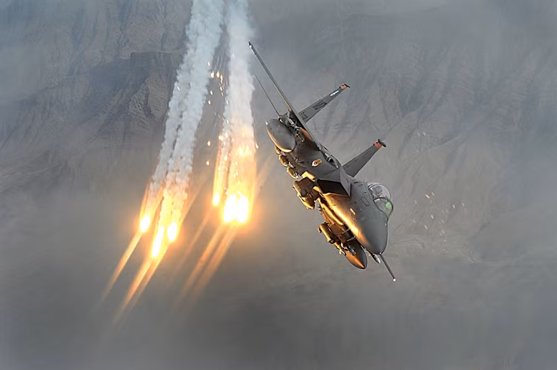 Sau nâng cấp, F-15 cũng tiếp nhận công nghệ chống hỏa lực địch với hệ thống tác chiến điện tử (EW) Epawss. Hệ thống này cho phép máy bay phát hiện nguy cơ và tự động xử lý thông qua các kỹ thuật tránh né, đánh lạc hướng vũ khí tấn công hoặc phá mạng lưới thông tin, gây nhiễu radar phòng không đối phương.