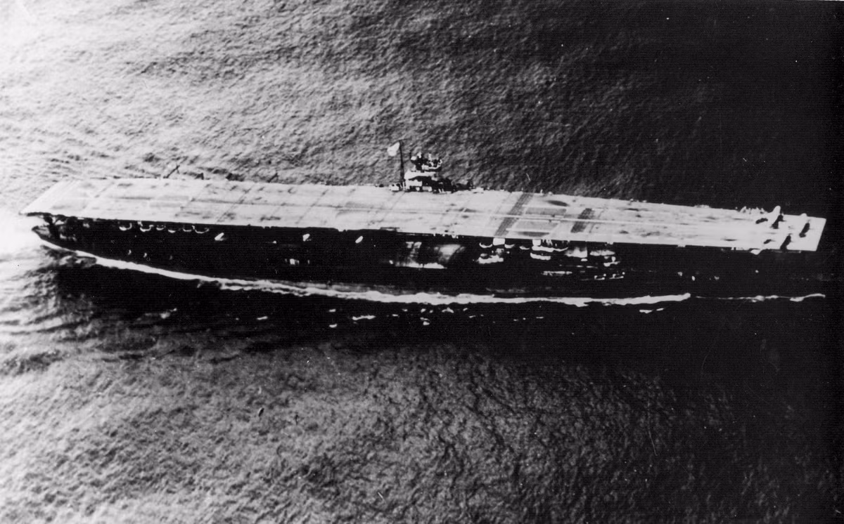 Tuy nhiên rạng sáng ngày 29/11/1944, Shinano đã trúng 4 quả ngư lôi từ tàu ngầm USS Archerfish. Con tàu sau đó đã bị đánh chìm cùng với hơn 1,400 thủy thủ đoàn. Shinano là tàu lớn nhất từng bị tàu ngầm đánh chìm cho tới nay.
