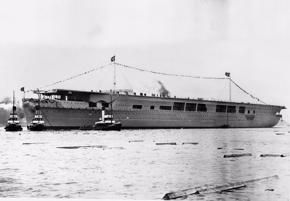  Tàu sân bay Graf Zeppelin hạ thủy lần đầu vào cuối năm 1963 và xuất trận hai năm sau đó. Với trọng lượng 34000 tấn, Graf Zeppelin cần 1,700 thủy thủ và 300 kỹ sư hàng không để hoạt động.