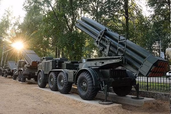 HIMARS là hệ thống pháo phản lực tầm trung, được trang bị để phóng tất cả các loại đạn của pháo phản lực đa nòng.