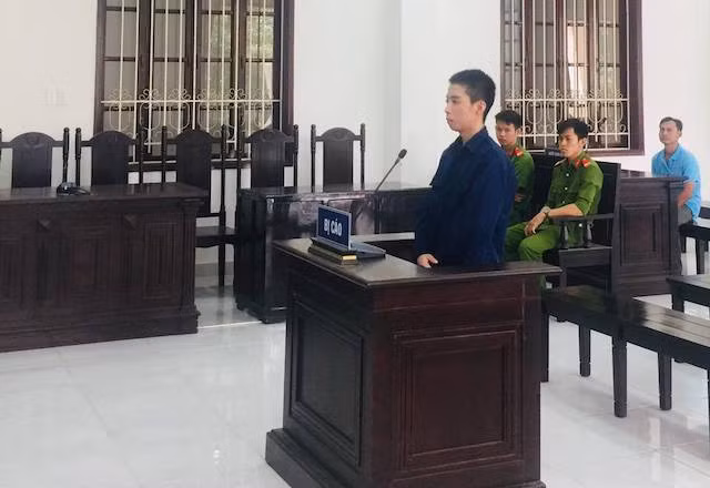 Bi ep nhau tiep, em an dau anh trai xuong nuoc den chet