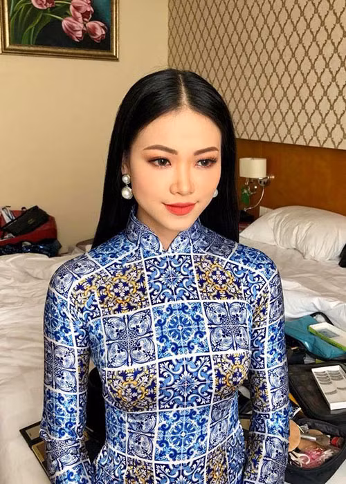 "Việc tân trang làm đẹp là nhu cầu thiết yếu của phụ nữ, chỉ cần phẩm chất của người đó không thay đổi và luôn làm những điều tốt đẹp. Tôi hy vọng mọi người công nhận sự nỗ lực và những đóng góp của tôi để hai chữ Việt Nam được hô vang ở chung kết Miss Earth vừa qua", Phương Khánh chia sẻ trên Zing. Ảnh: FBNV