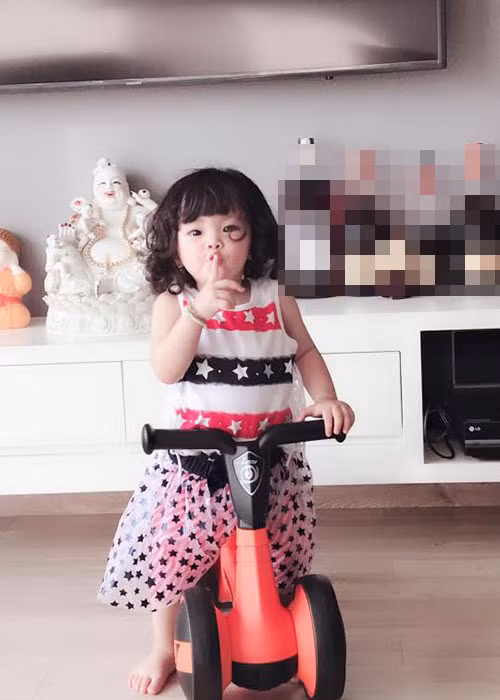 Vẻ đáng yêu giúp bé Kem có lượng fan đông đảo hơn cả của bố mẹ.