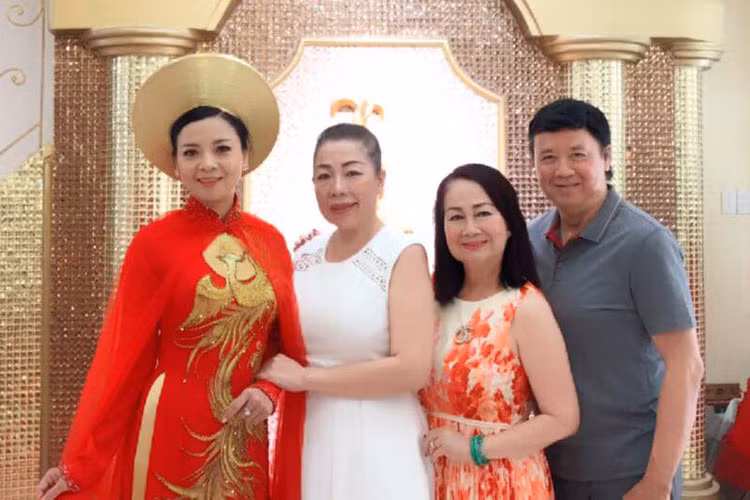 NTK Linh San luôn khéo léo điều chỉnh kỹ thuật may để đảm bảo bất kỳ khách hàng nữ khi mặc trang phục sẽ càng đẹp mặn mà.
