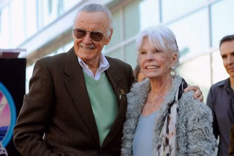 Stan Lee kết hôn với người mẫu nước Anh Joan Lee vào năm 1947. Cặp đôi sống hạnh phúc trong 7 thập niên cho đến khi người vợ của ông qua đời vào năm 2017. Ảnh: The Telegraph