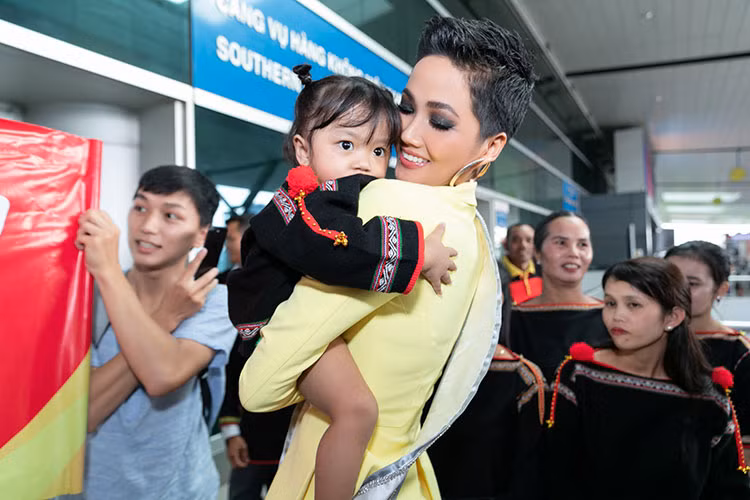 H'hen Niê xúc động trước tình cảm của gia đình.