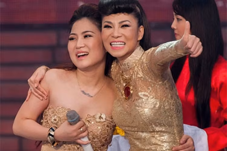 Hương Tràm là học trò của Thu Minh tại cuộc thi Giọng hát Việt 2012. Sau khi bị Thu Minh tố cắt liên lạc sau khi giành quán quân Giọng hát Việt, Hương Tràm đã viết một bức tâm thư lu loa lý do cô không liên lạc với thầy cũ. Ảnh: Zing