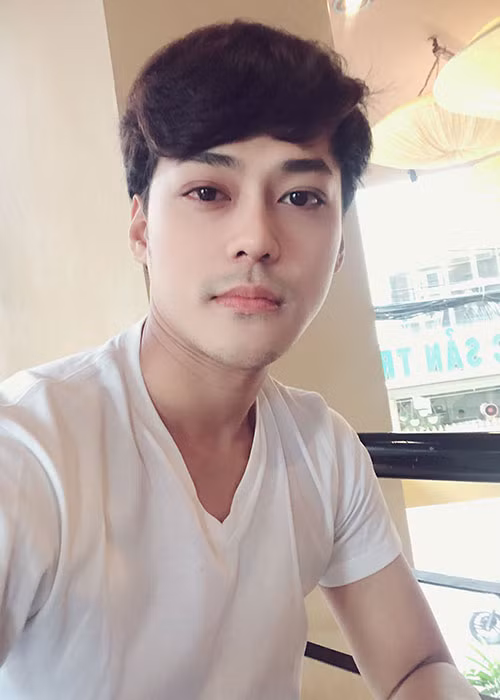 Dù lên tiếng xin lỗi nhưng Phan Ngọc Luân vẫn bị ném đá. Không chỉ học trò của Đàm Vĩnh Hưng, nhiều sao Việt cũng từng bị chỉ trích vì ồn ào “phản thầy”. Ảnh: FBNV