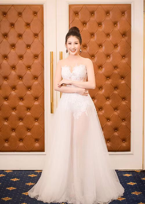 Á hậu đến từ Kiên Giang được khen ngợi sở hữu gương mặt xinh đẹp cùng vóc dáng khá chuẩn.