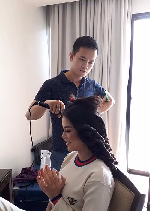 Anh trai của Phương Khánh là chuyên gia trang điểm. Anh đã định hướng cho em gái thi nhan sắc.