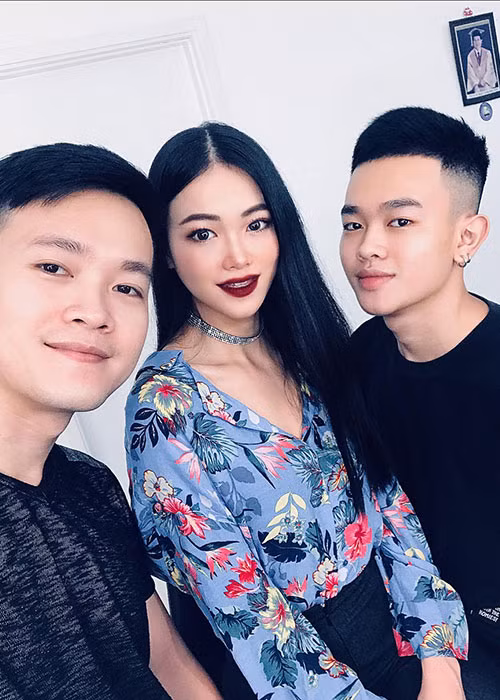 Anh trai của Phương Khánh một tay lo cuộc sống của hai em. Khi Phương Khánh đi du học, anh và mẹ cùng góp tiền chăm lo cho Phương Khánh.