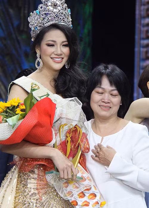  Hoa hậu Phương Khánh đến từ Bến Tre. Năm người đẹp 11 tuổi, bố mẹ của cô đã ly hôn.